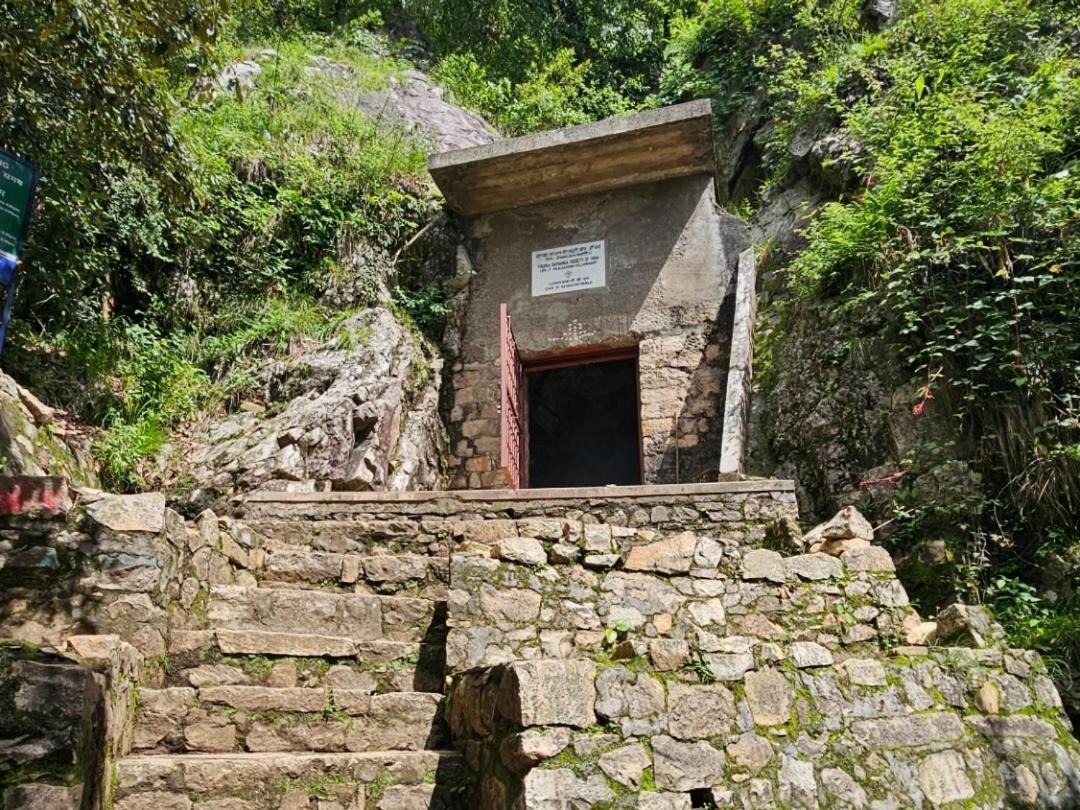 Katyuri Kings Divine Stay- Babaji'S Cave Dwarahat Екстер'єр фото